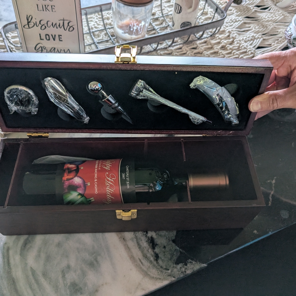 Elegant Wine Gift Set with Accessories